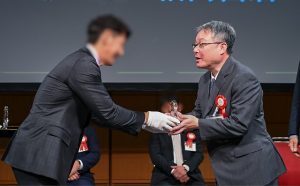 授賞式　街の屋根やさん明石・神戸店　新人賞